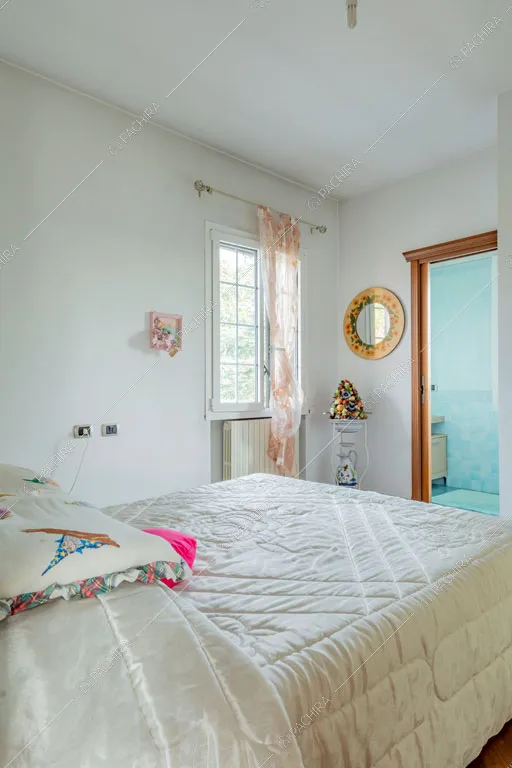 Camera da letto della villa Ararat, location in stile classico a Milano