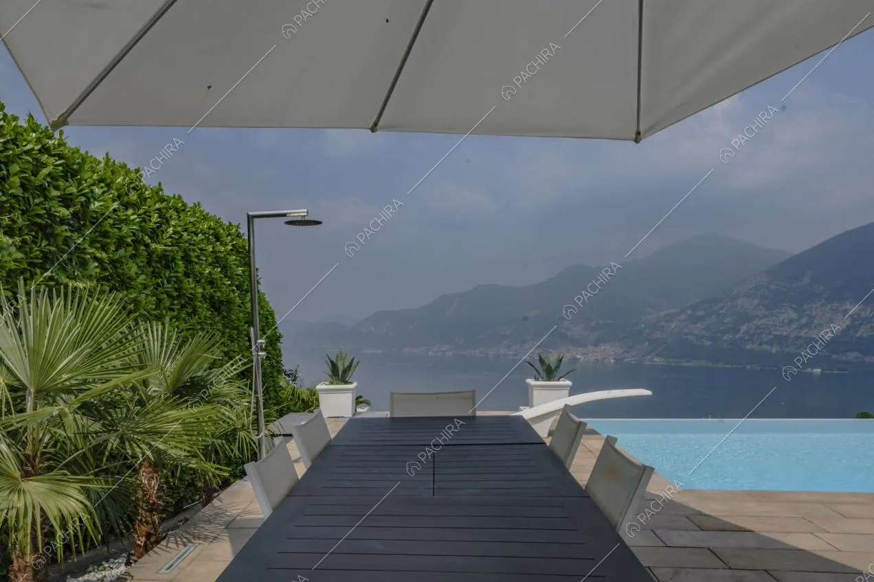 Panorama visibile dal tavolo da pranzo esterno
