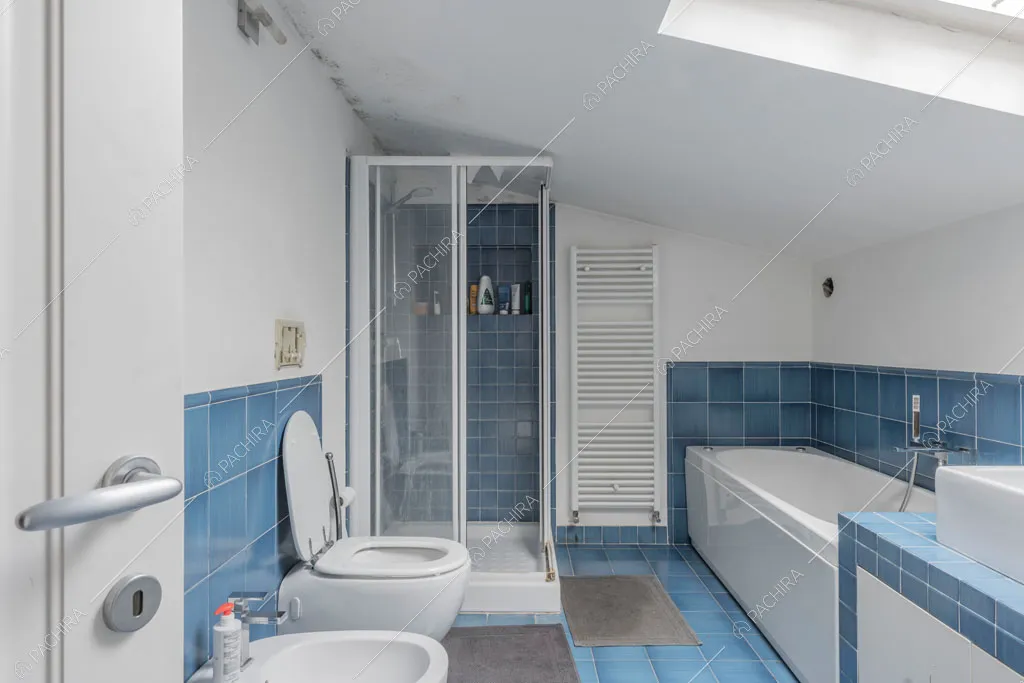 Bagno con piastrelle azzurre della villa Bauxite, location in stile moderno a Roma