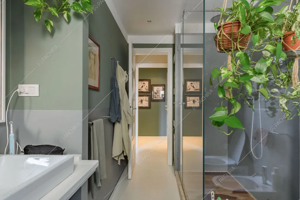 Bagno con box doccia dell'appartamento Beryl, location in stile contemporaneo a Milano