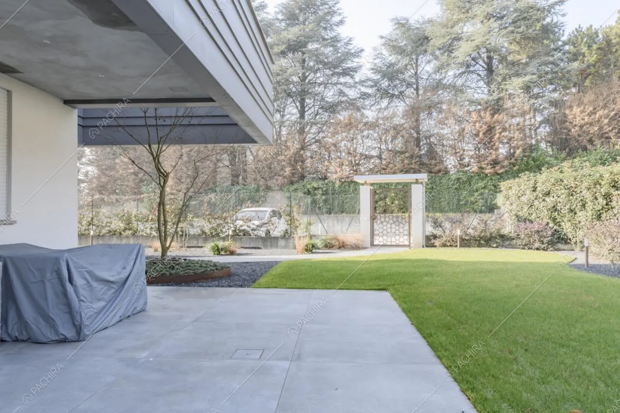 Esterni della location con giardino curatissimo e veranda
