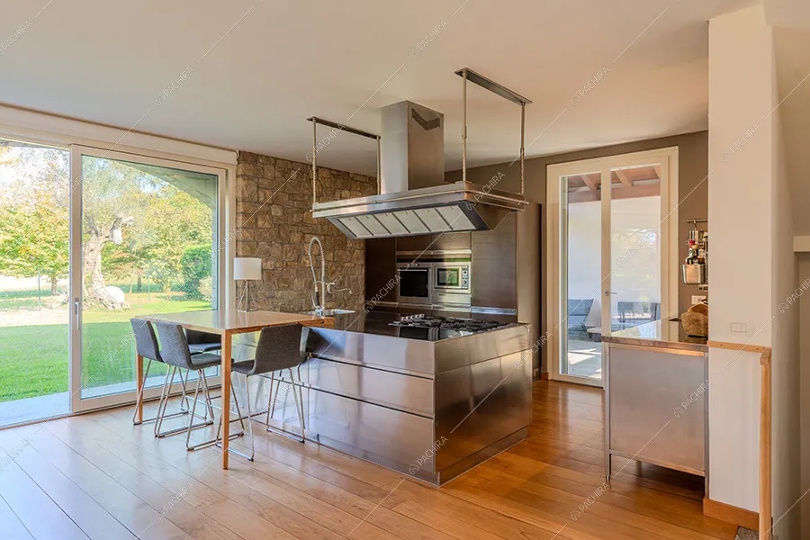 Cucina a vista della villa Litani, location in stile moderno a Monza