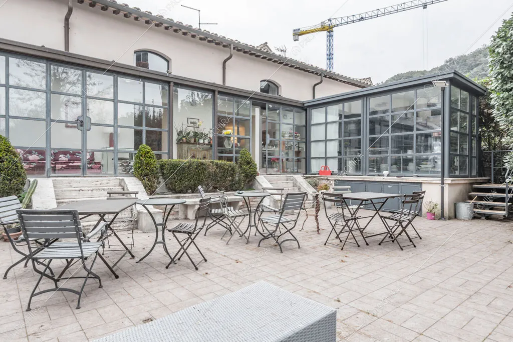 Cortile con pavimento in cotto dell'appartamento Catalpa, location in stile moderno a Roma