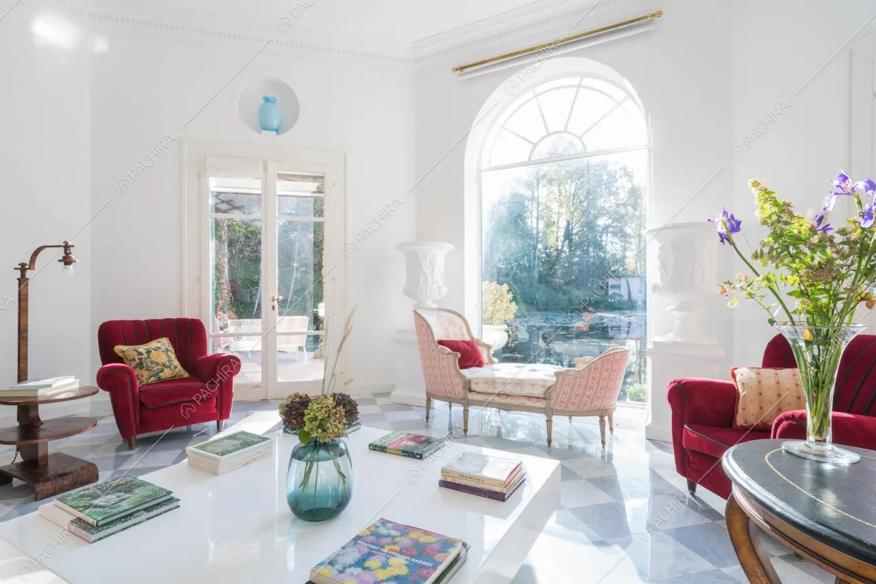 Sala con arredi contemporanei e classici
