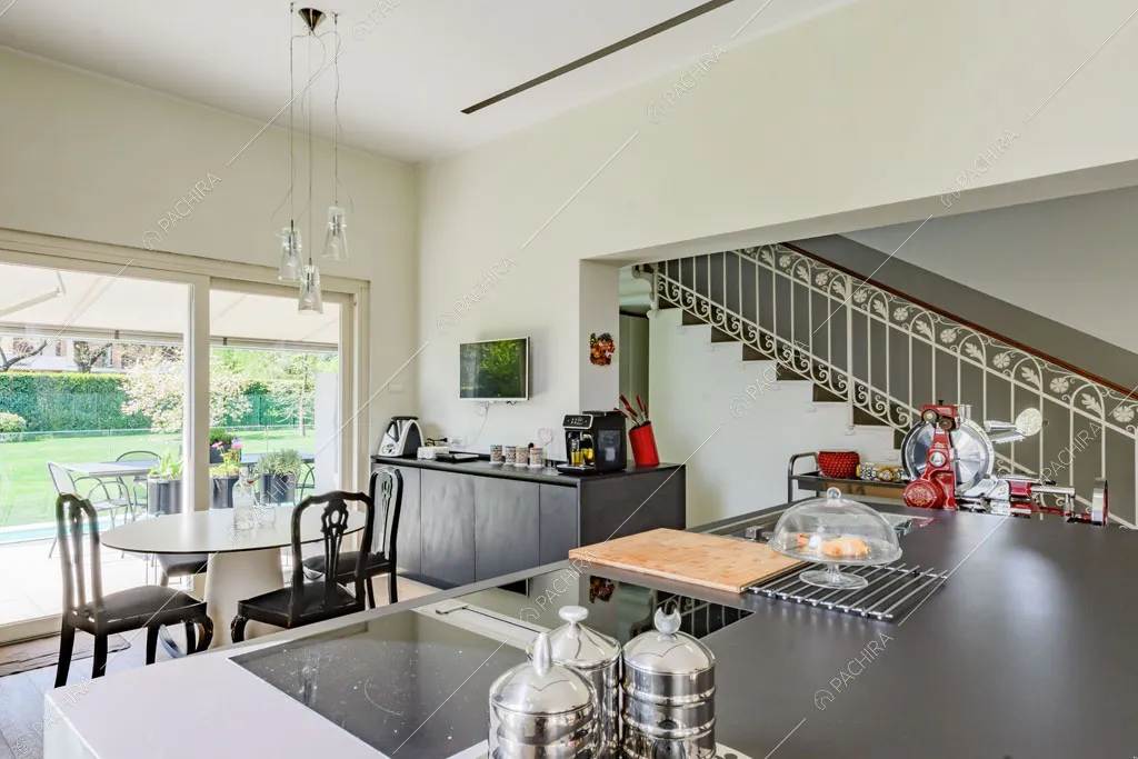 Cucina a isola della villa Colorado, location in stile moderno a Varese