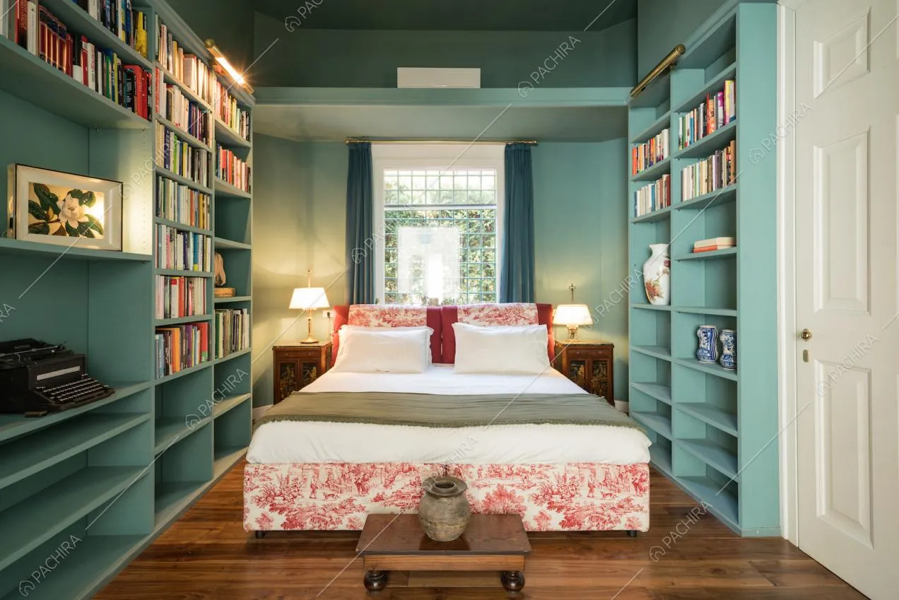 La grandiosa camera da letto con librerie ai lati