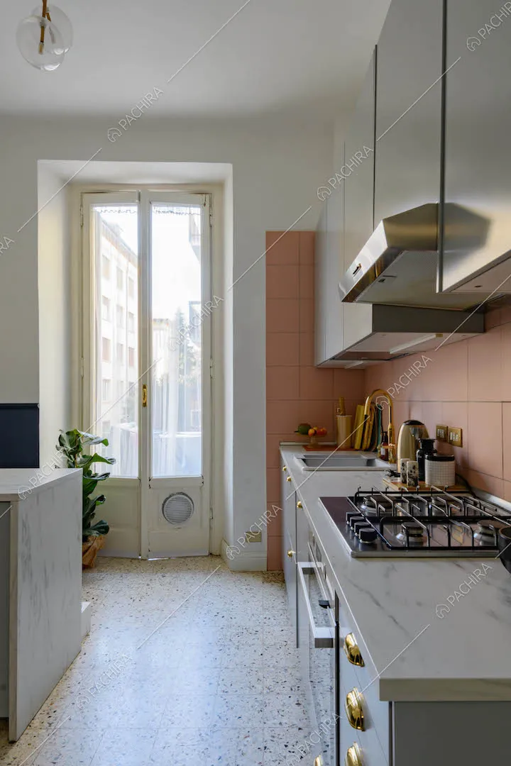 Luminosa cucina con porta-finestra, pavimento in graniglia e fornelli a gas