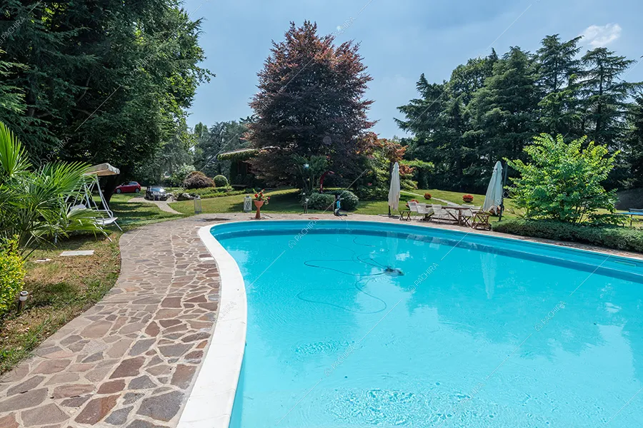 Piscina della villa Adige, location in stile contemporaneo a Monza