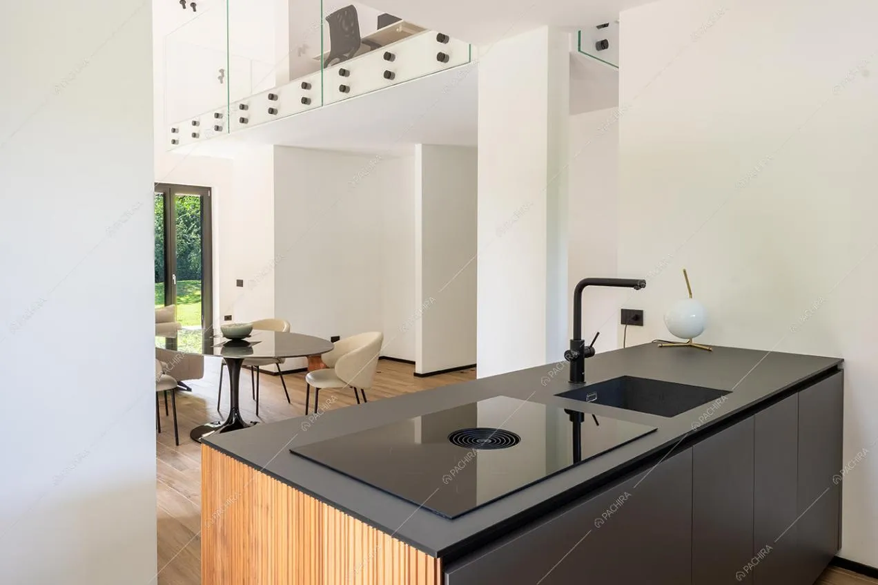 Cucina a penisola della villa Guadiana, location in stile moderno a Como
