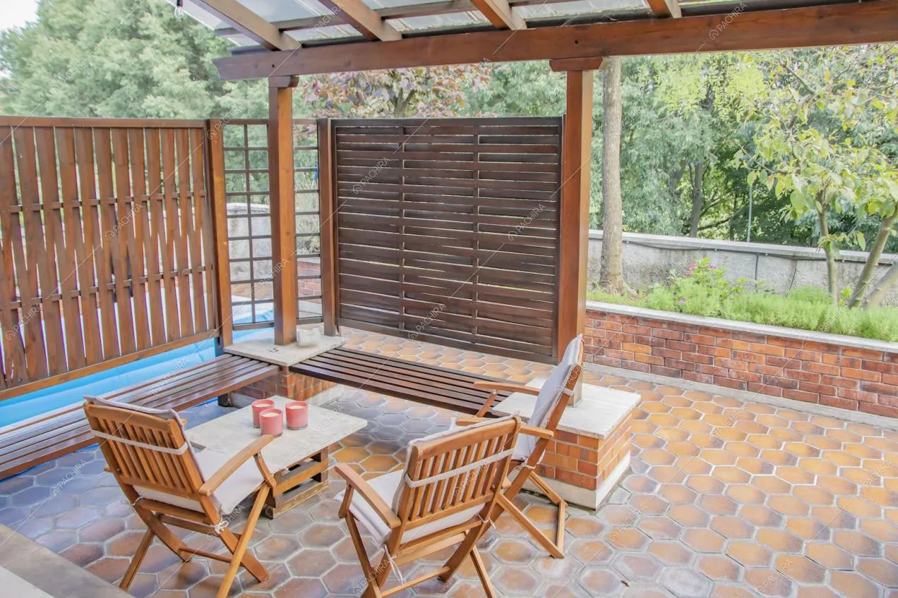 Sedie, tavolino e panche in legno nella veranda sulla terrazza
