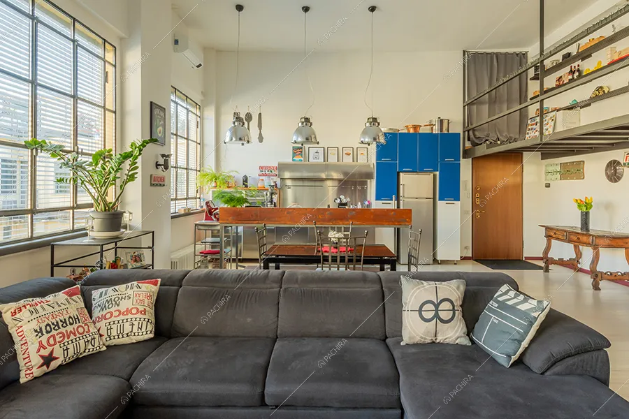 Zona living del loft Piave, location in stile moderno a Milano