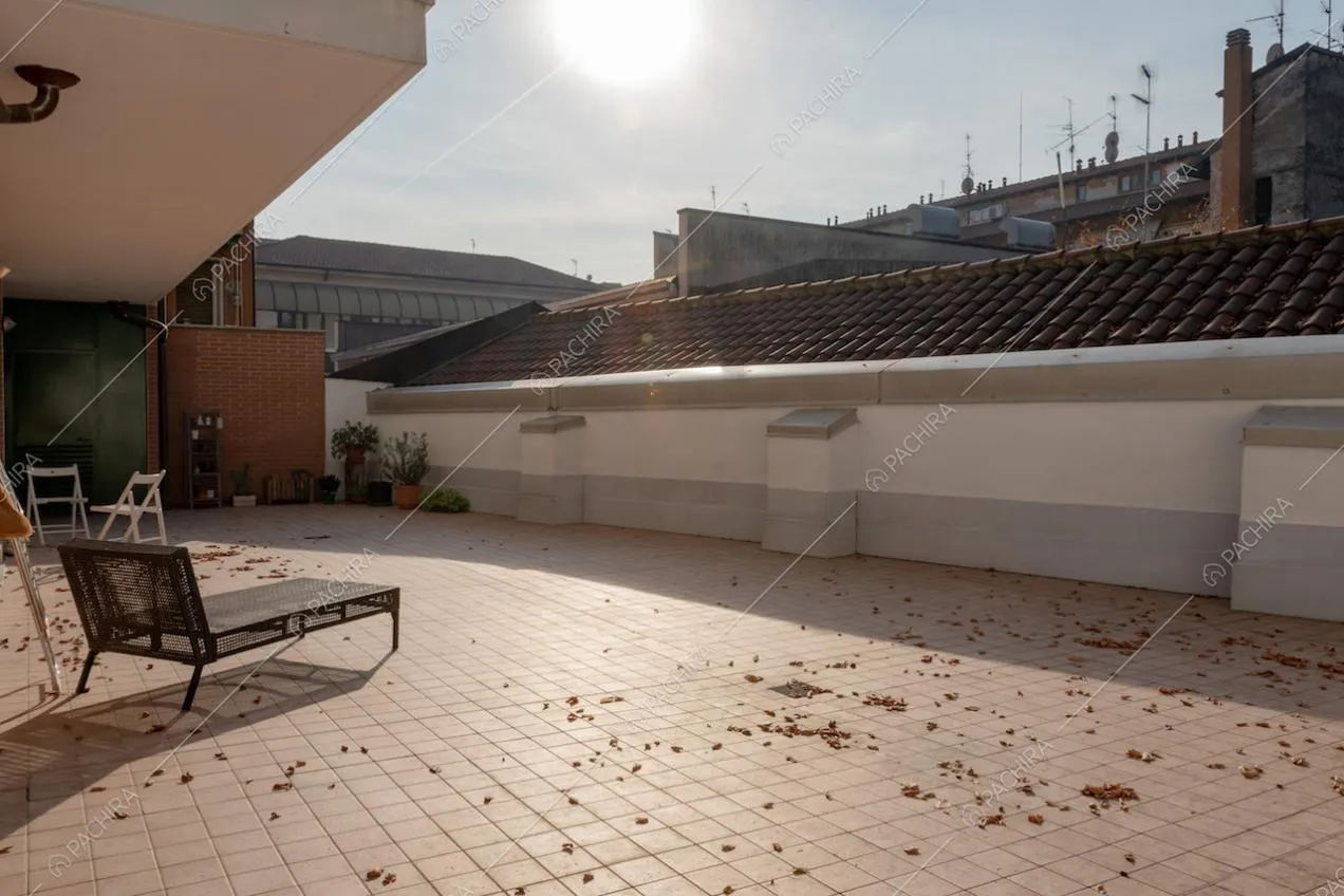Terrazza luminosa con vista sui tetti
