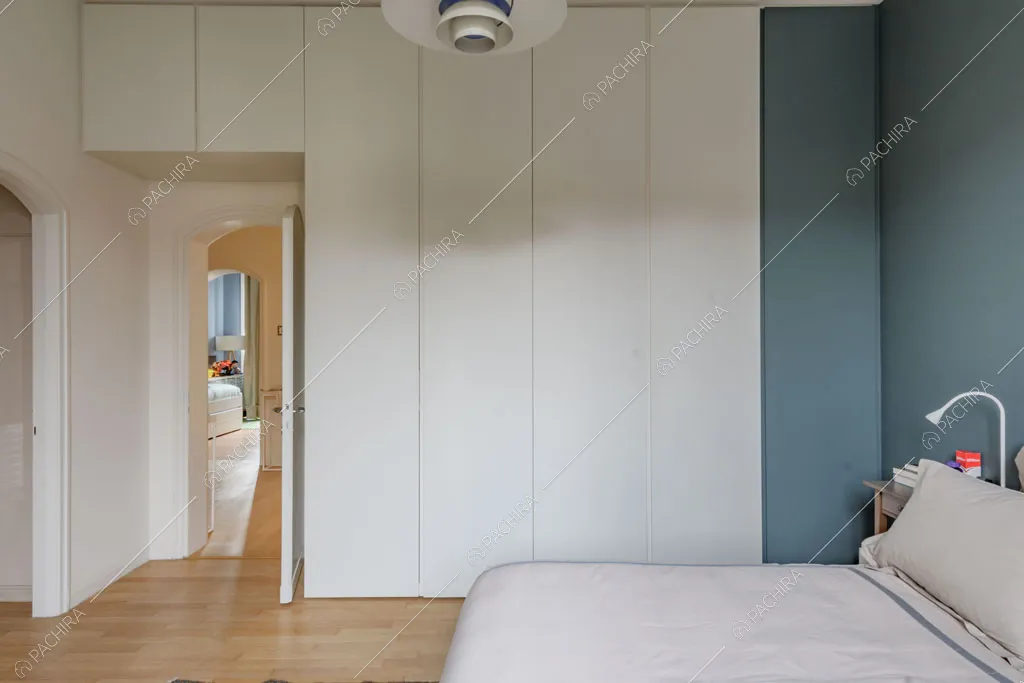 Camera da letto con armadio a muro della villa Kharan, location in stile contemporaneo a Milano