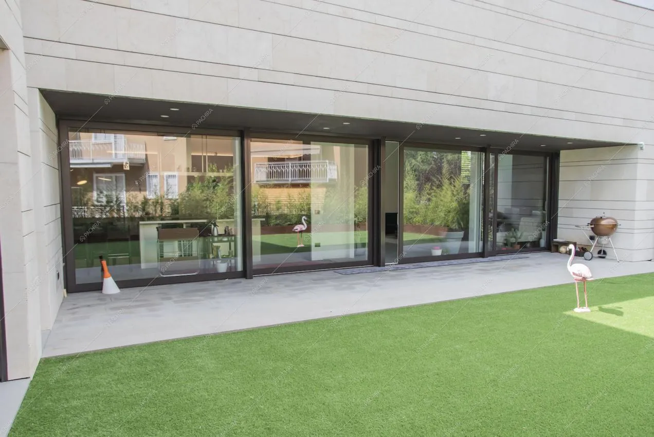Vista sulle porte-finestre scorrevoli che si affacciano sulla zona living e sul portico