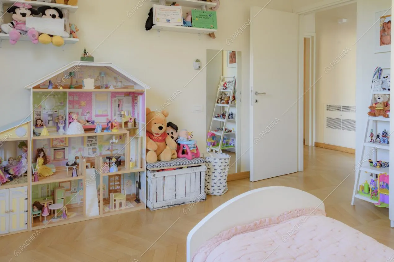 Casa delle bambole e pupazzi all'interno della camera dei bambini