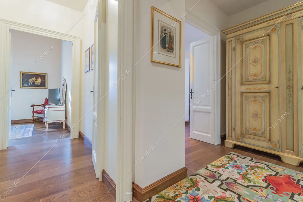 Atrio con pavimento in parquet della dimora storica Chewe, location in stile contemporaneo a Lecco