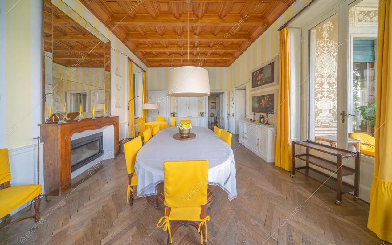 Vista sulla sala da pranzo con grande specchio e camino d'epoca