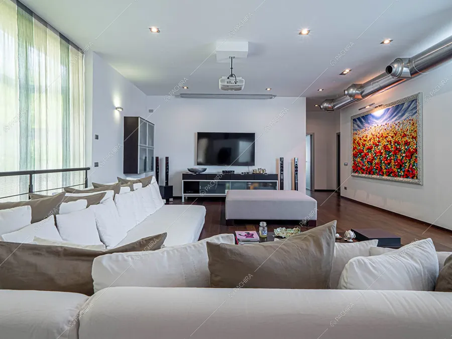 Salotto della villa Moonstone, location in stile moderno a Milano
