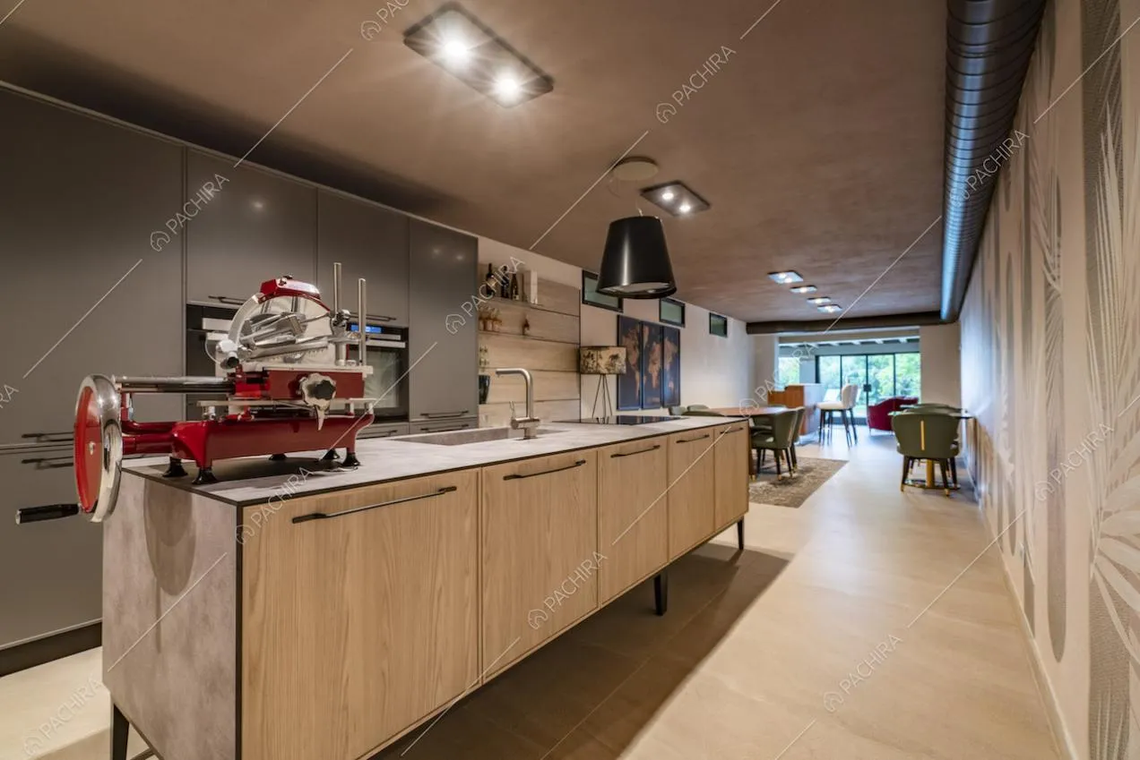 Cucina a isola moderna e affettatrice di design