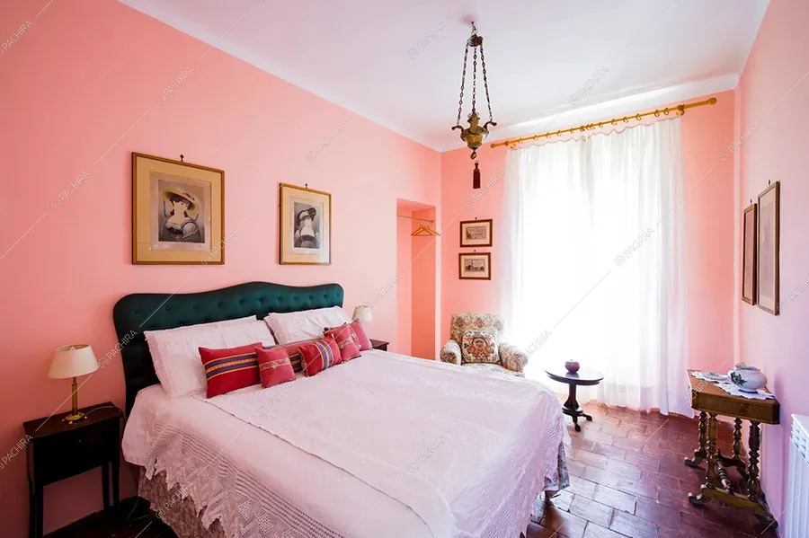 Camera da letto della dimora storica Elbe, location in stile classico per shooting a Roma