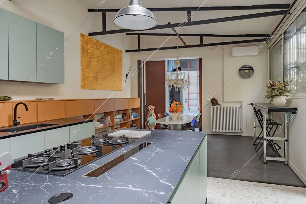 Cucina a isola del loft Unakite, location in stile moderno a Milano