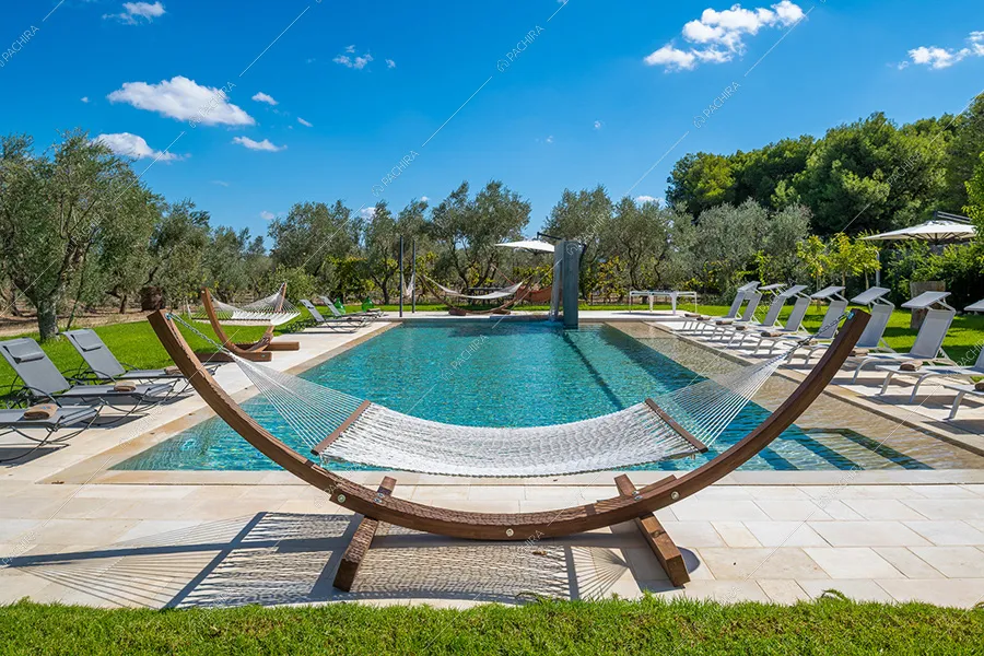 Piscina della masseria Chinook, location in stile contemporaneo a Lecce