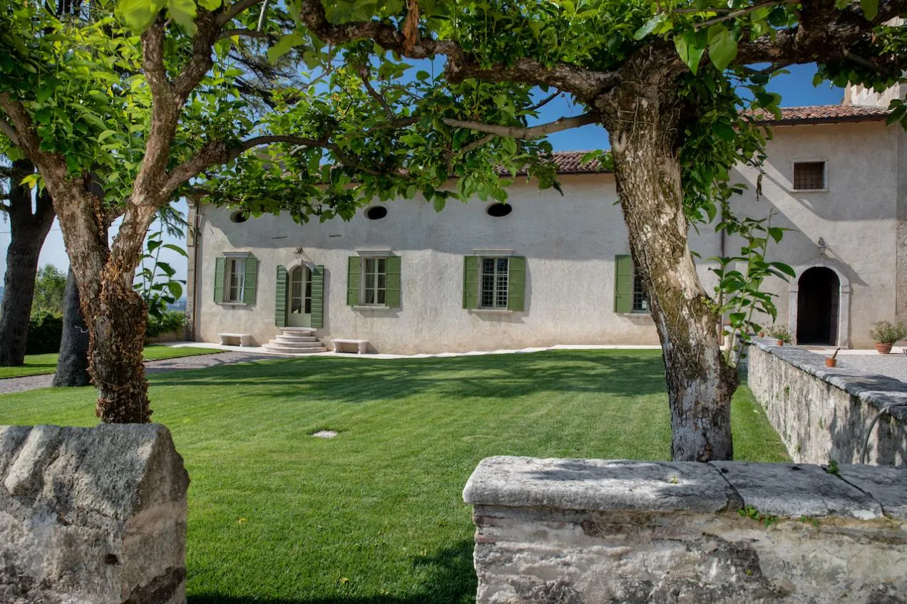 Dal curatissimo giardino con mura in pietra vista sugli esterni della dimora storica