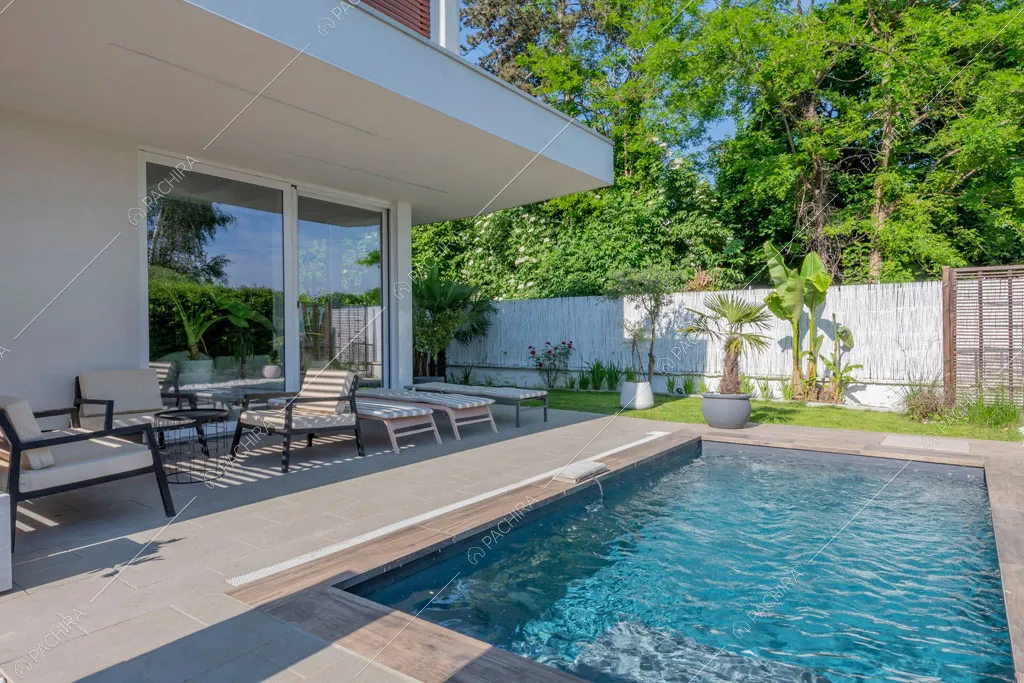 Piscina della villa Garnet, location in stile contemporaneo a Milano