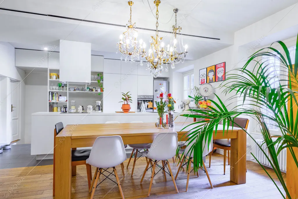 Luminosa cucina a penisola dell'appartamento Tramontana, location in stile contemporaneo a Milano
