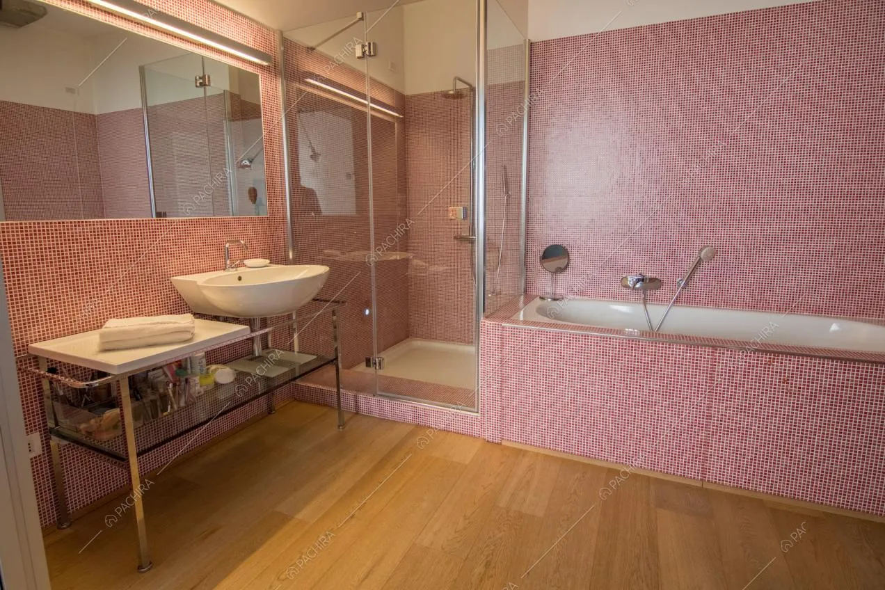 Il bagno rosa di una delle camere da letto