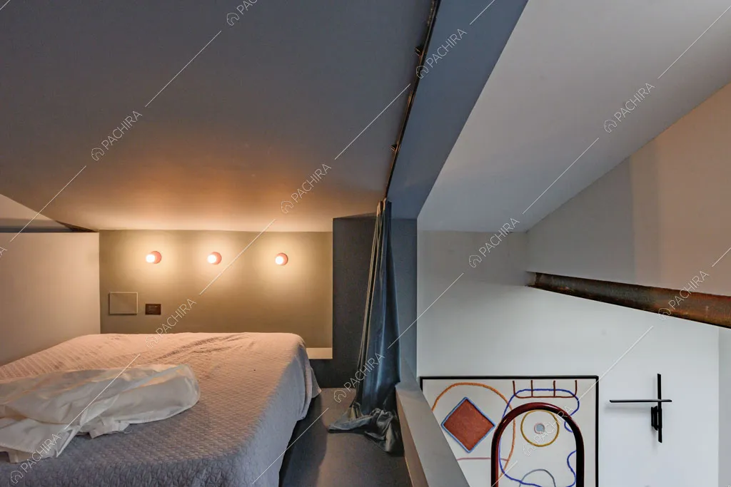 Camera da letto del loft Unakite, location in stile moderno a Milano