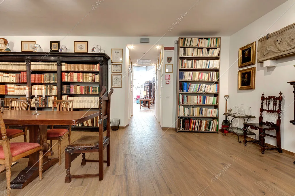 Pareti bianche nella sala con librerie dell'espositivo Agarico, location in stile contemporaneo a Firenze
