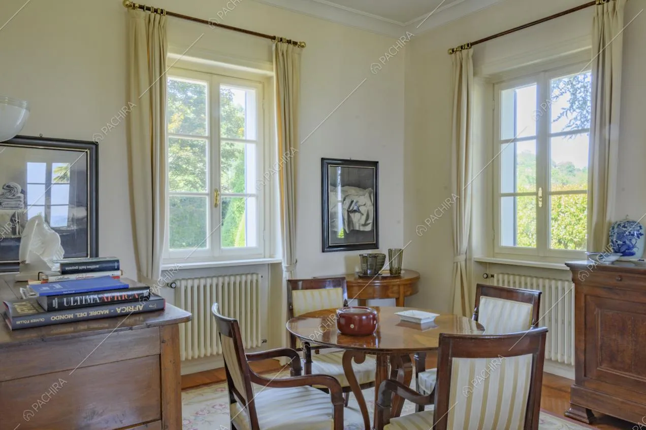 Tavolo rotondo d'epoca in legno con sedie 