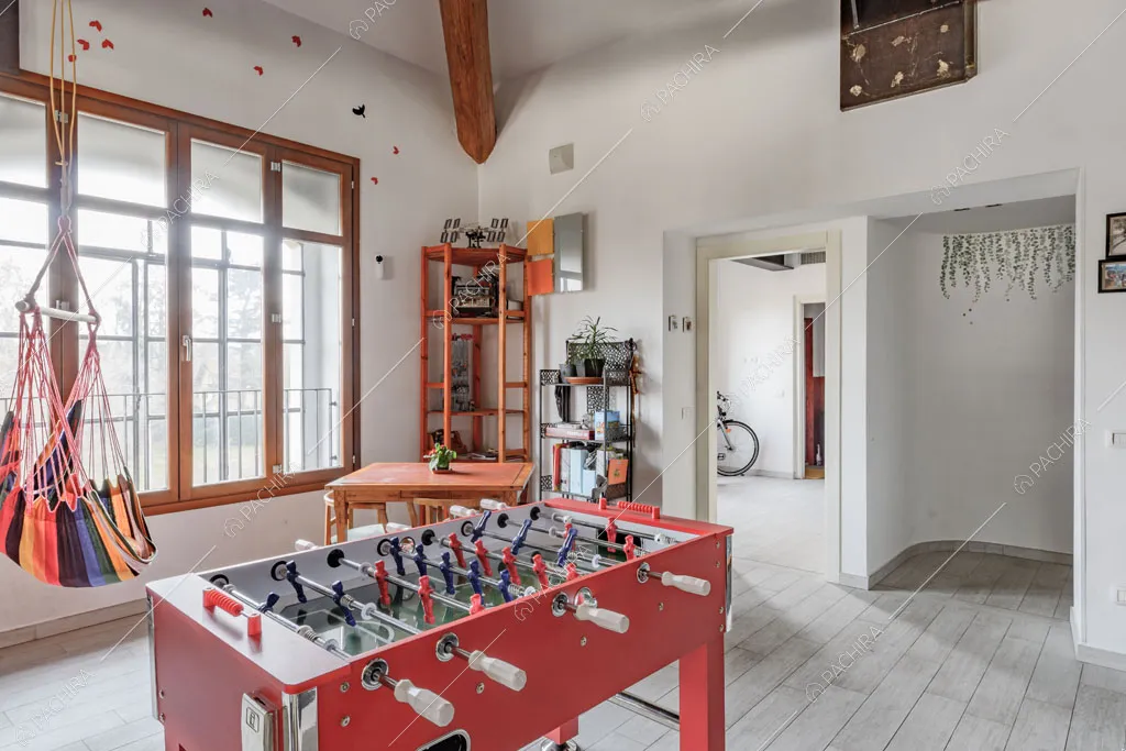 Sala con pavimento in parquet del loft Ostro, location in stile contemporaneo a Milano