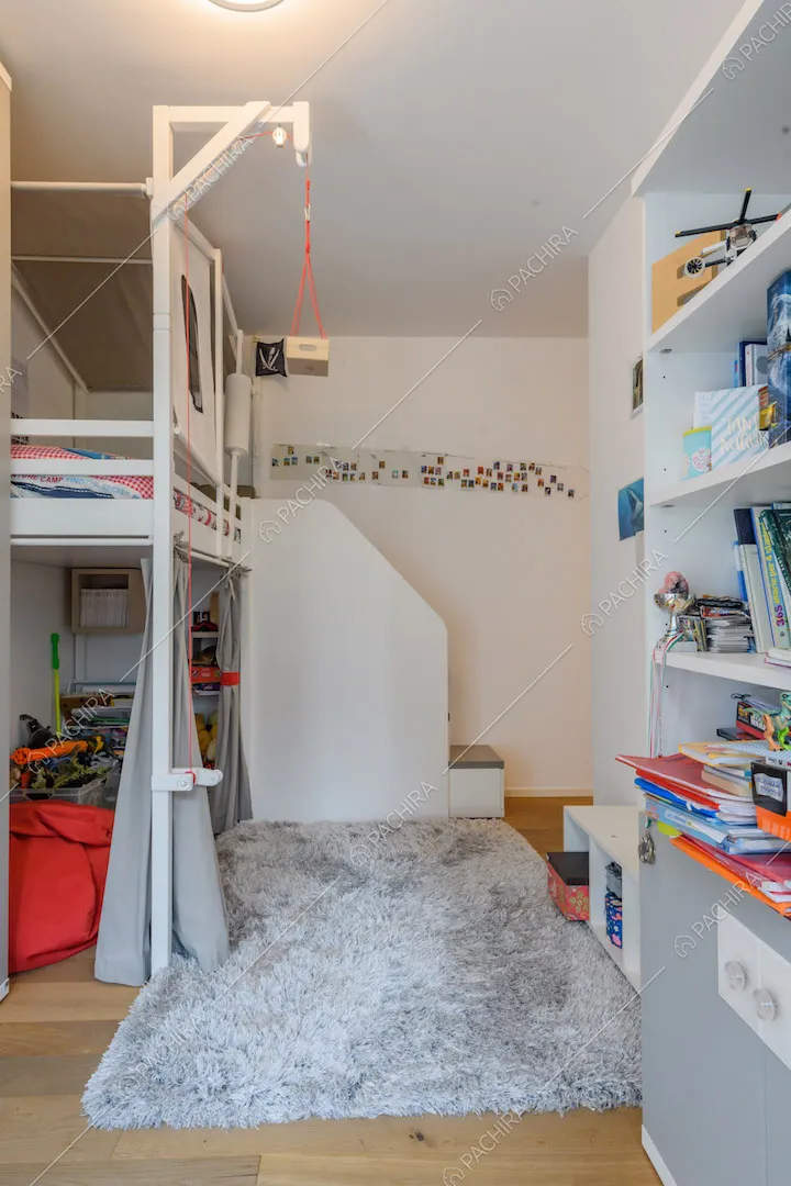 Soppalco nella camera da letto dei bambini con pavimento in parquet