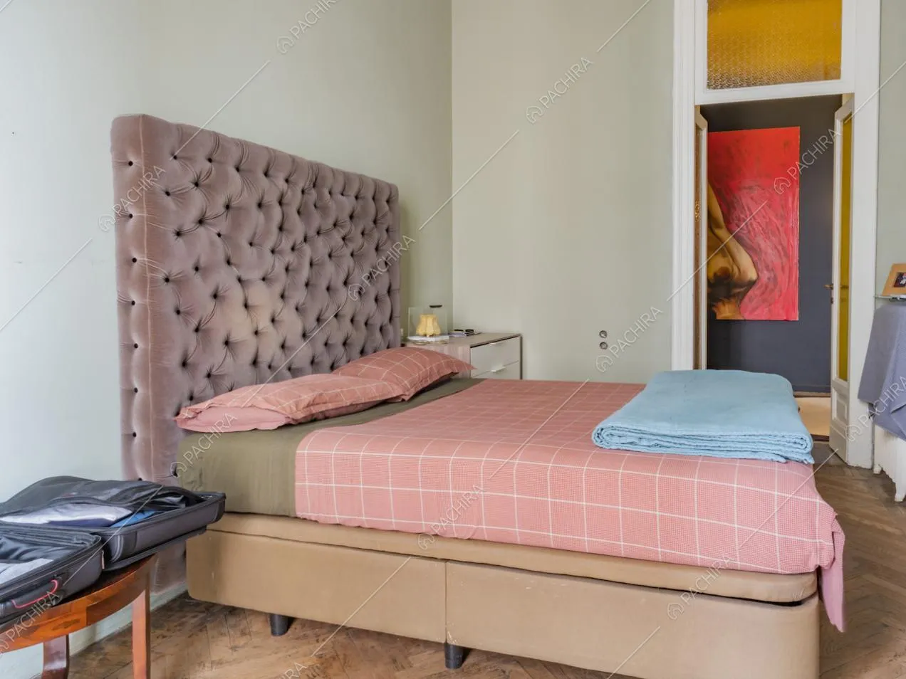Letto matrimoniale con spalliera trapuntata in velluto
