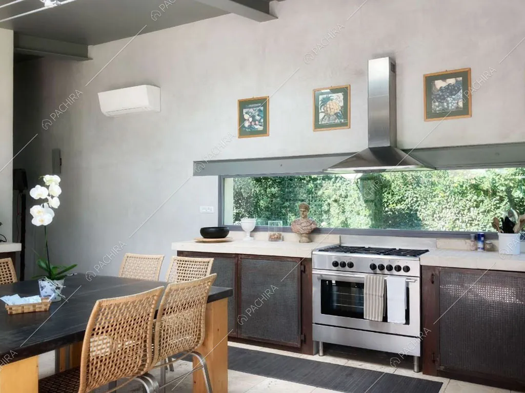 Cucina a parete della villa Giba, location in stile moderno a Latina