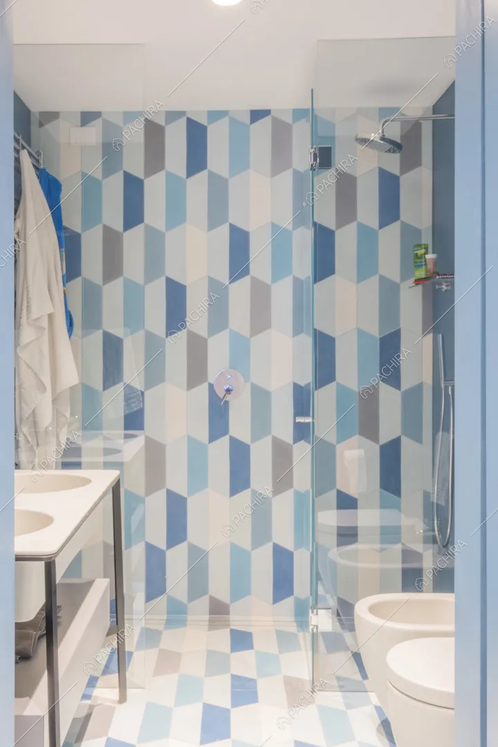 Decorazioni parietali nei toni dell'azzurro in bagno
