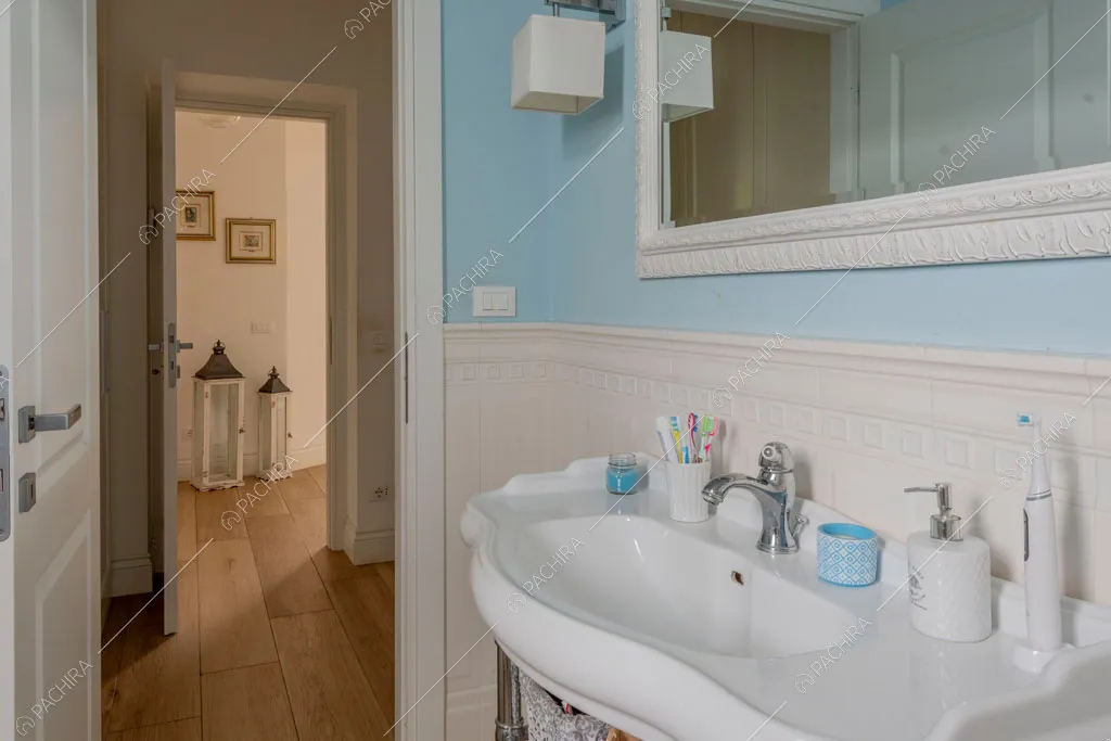 Bagno con pareti azzurre della villa Pino Mugo, location in stile moderno a Roma
