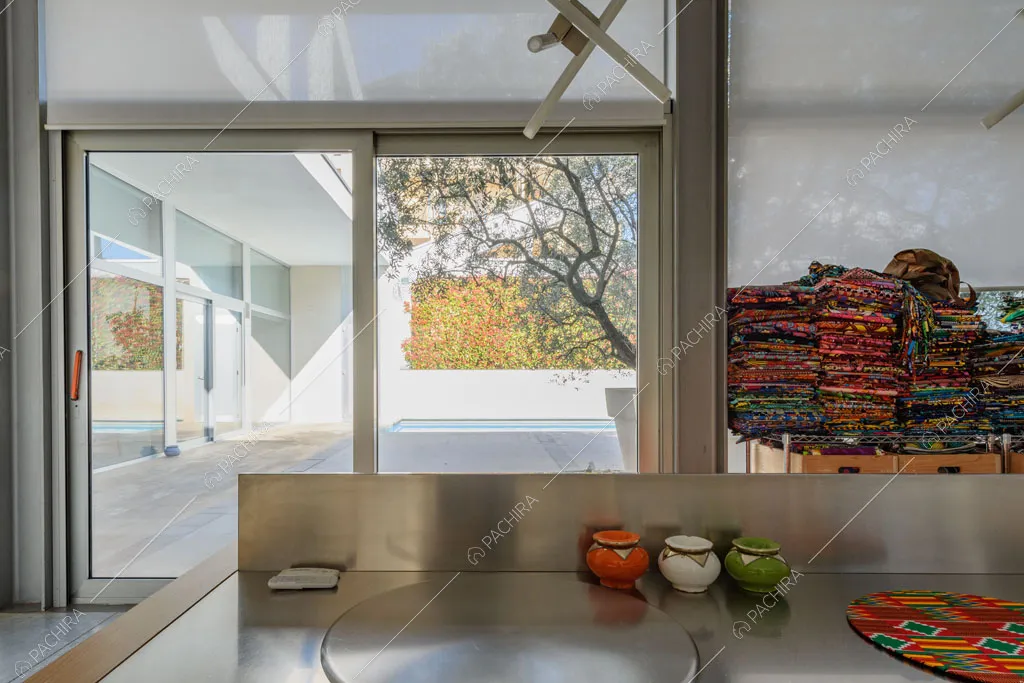 Cucina del loft Inula, location in stile contemporaneo a Varese