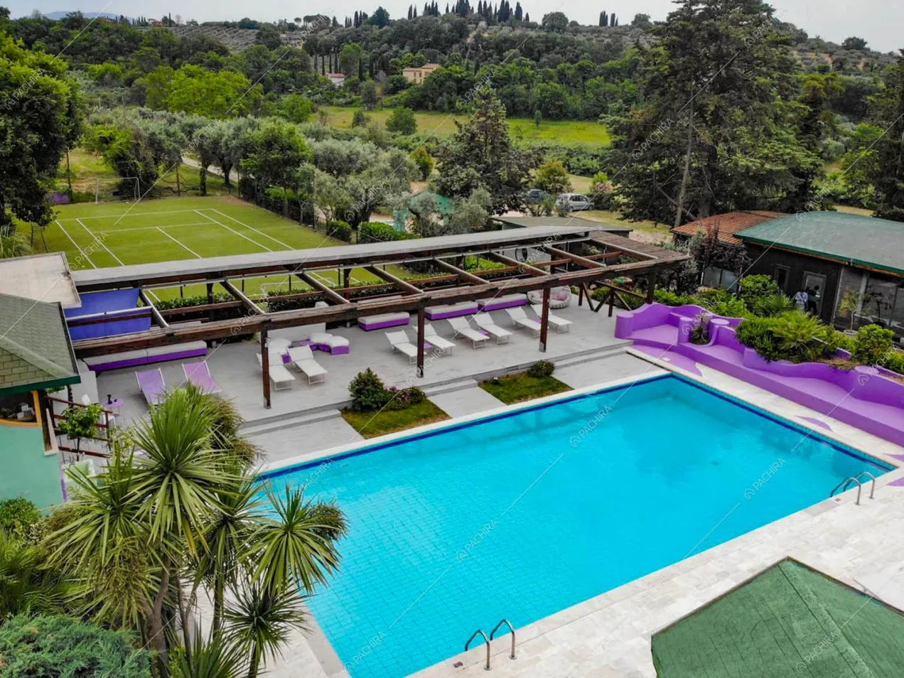 Piscina e campo da tennis dell'hotel Aegirine, location in stile eclettico a Rieti