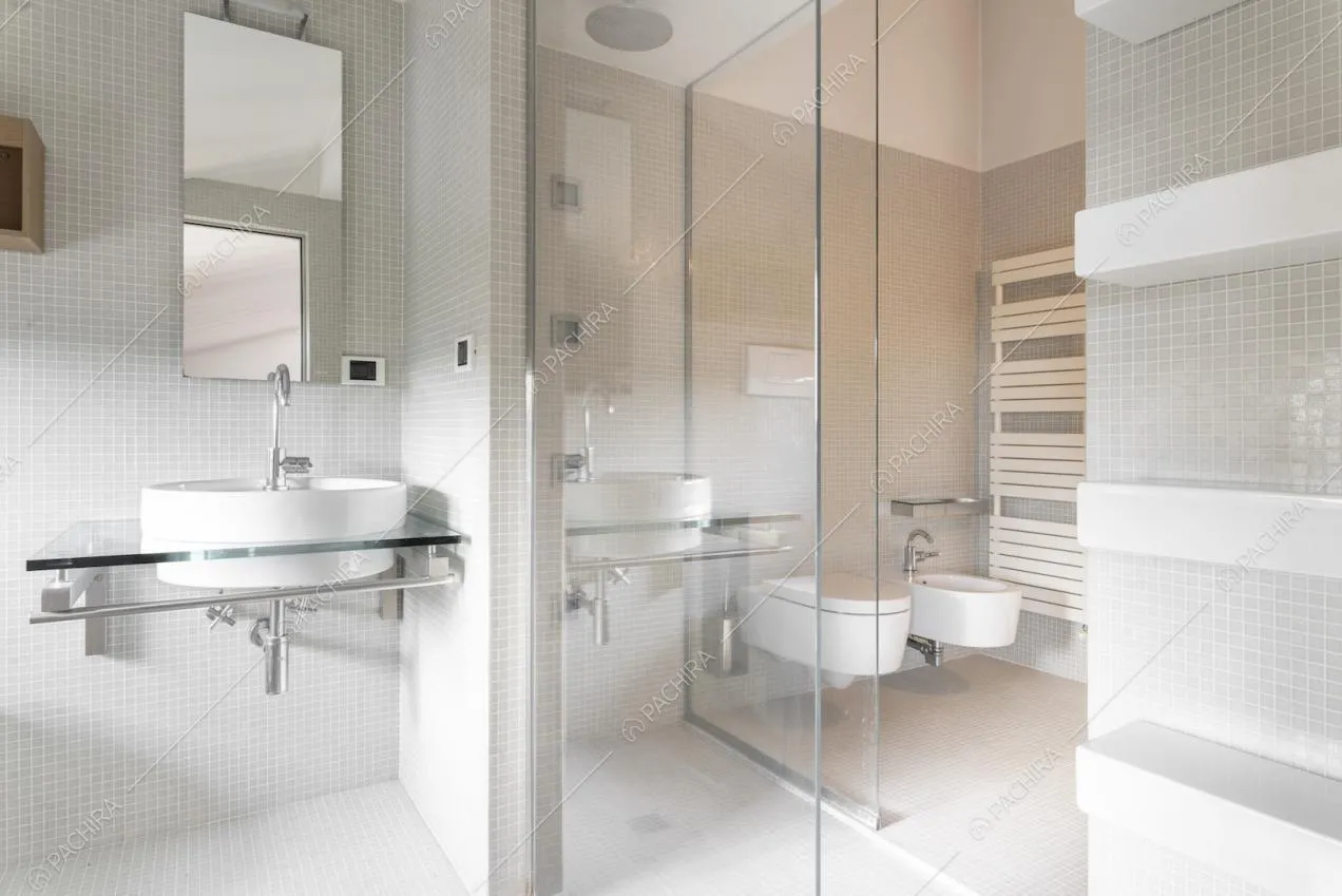 Lavandino moderno con specchio, box doccia e sanitari