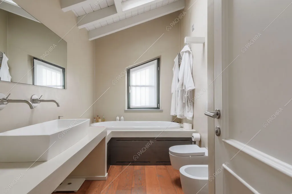 Bagno con vasca nella villa Roveja, location in stile contemporaneo a Como