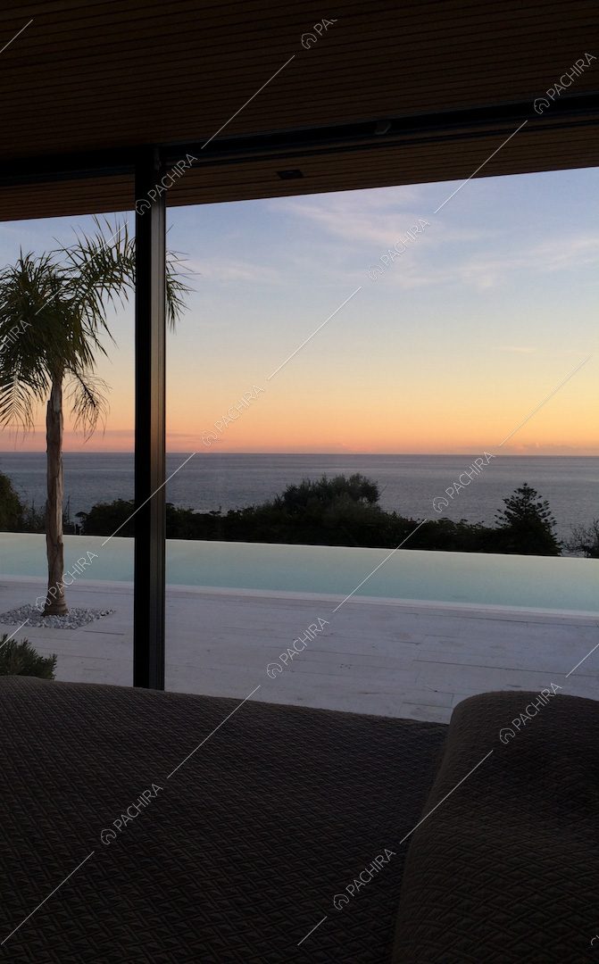 Dalla camera da letto matrimoniale in stile minimal vista sulla terrazza con piscina vista mare al tramonto