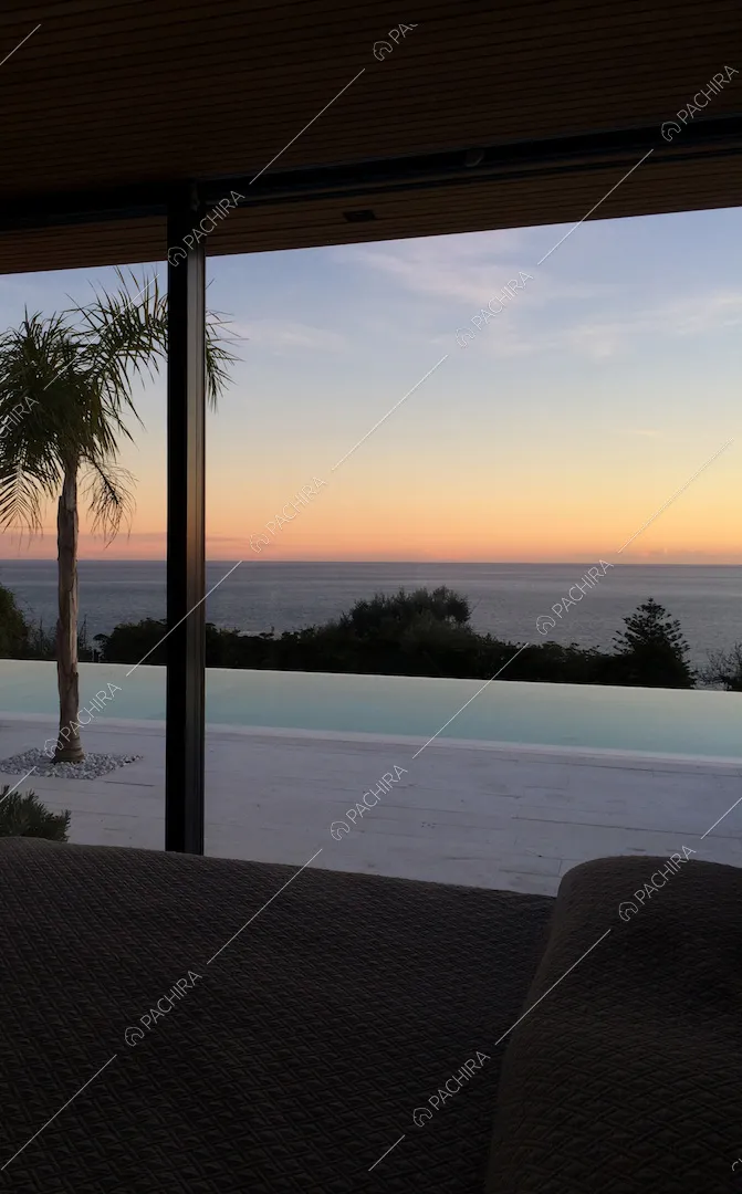Dalla camera da letto matrimoniale in stile minimal vista sulla terrazza con piscina vista mare al tramonto