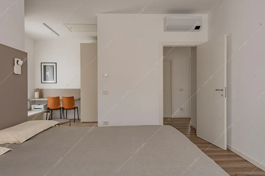 Camera da letto della villa Morava, location in stile moderno a Milano
