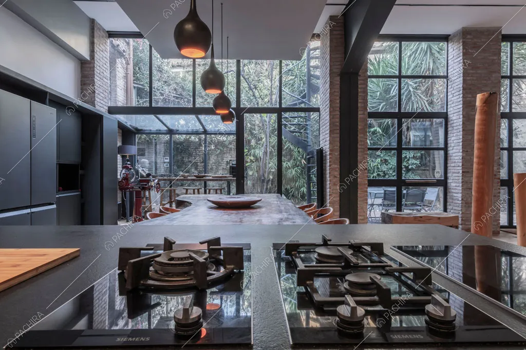Fornelli a gas nella cucina del loft Berillio, location in stile contemporaneo a Roma