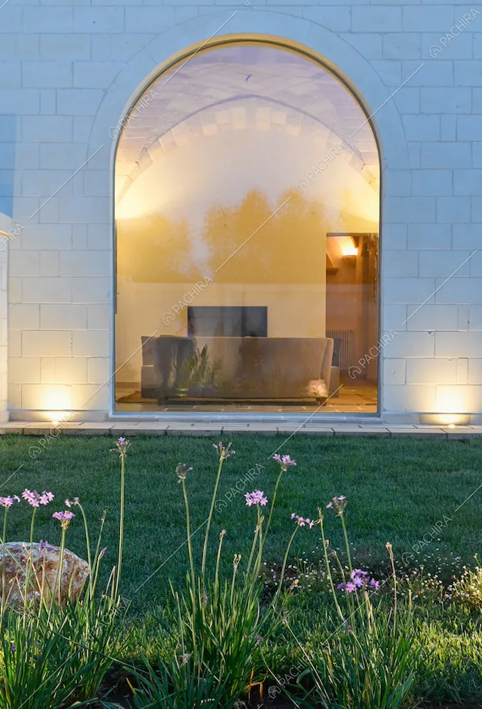 Tramite un'ampia vetrata vista, dal giardino, sul salotto