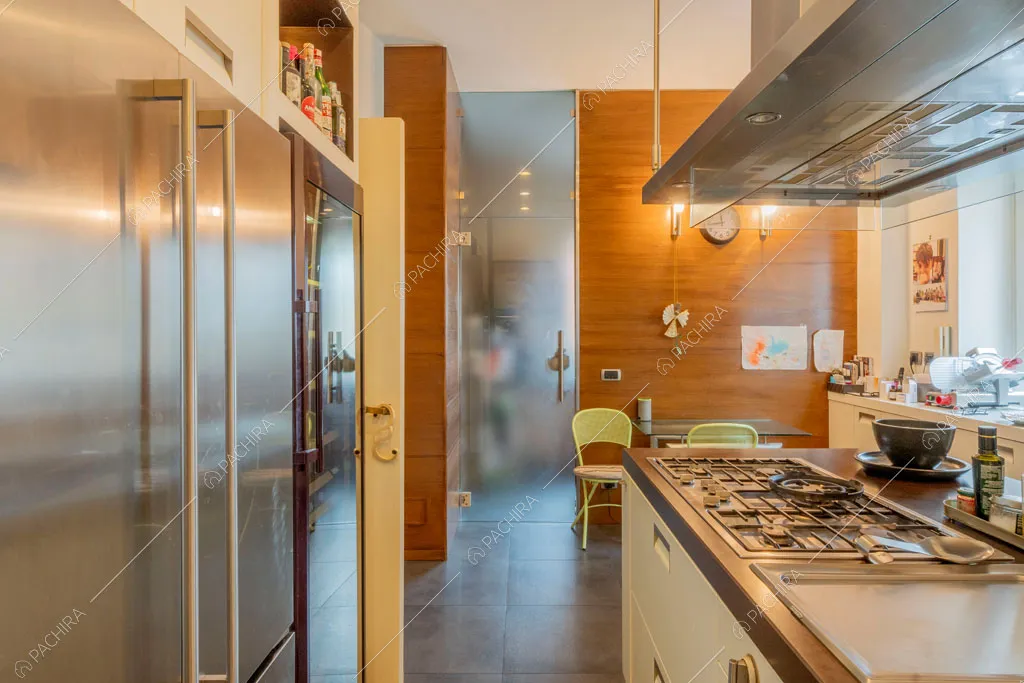 Cucina a isola dell'appartamento Yalu, location in stile contemporaneo a Roma