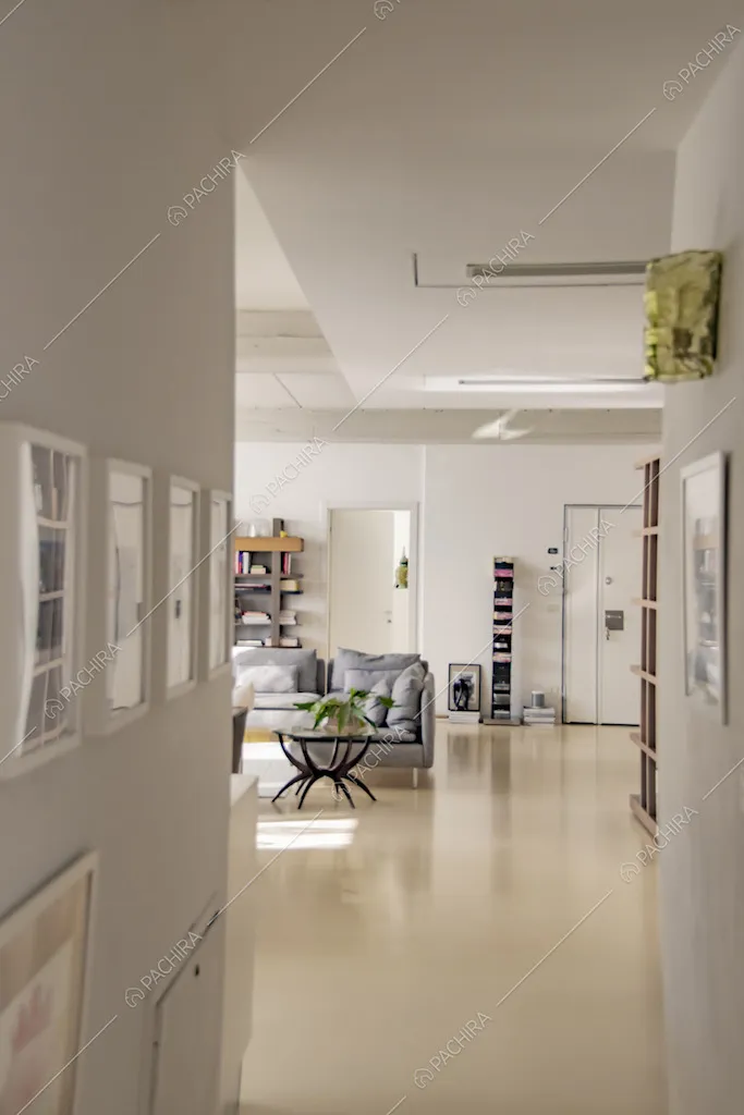 La zona salotto e l'entrata viste dal corridoio